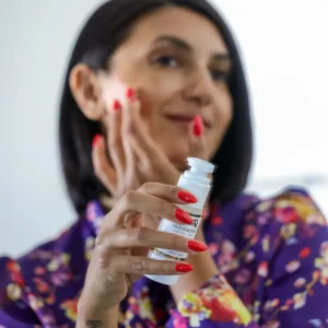 Woman holding the serum eclat product
