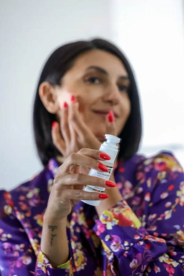 Woman holding the serum eclat product
